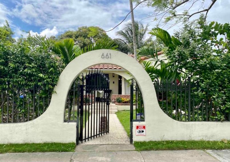 Entire Private Beautiful 2 Bedroom Plus Den House With Gated Front&Back Yard And Free Parking 10Min Drive To Miami Beach Ngoại thất bức ảnh